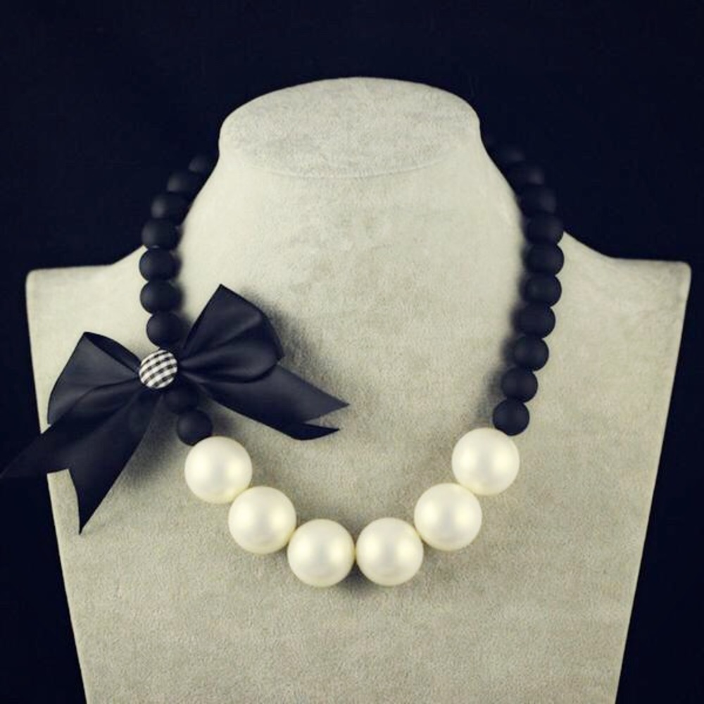 Imitation Pearl Statement Necklace with Bowknot